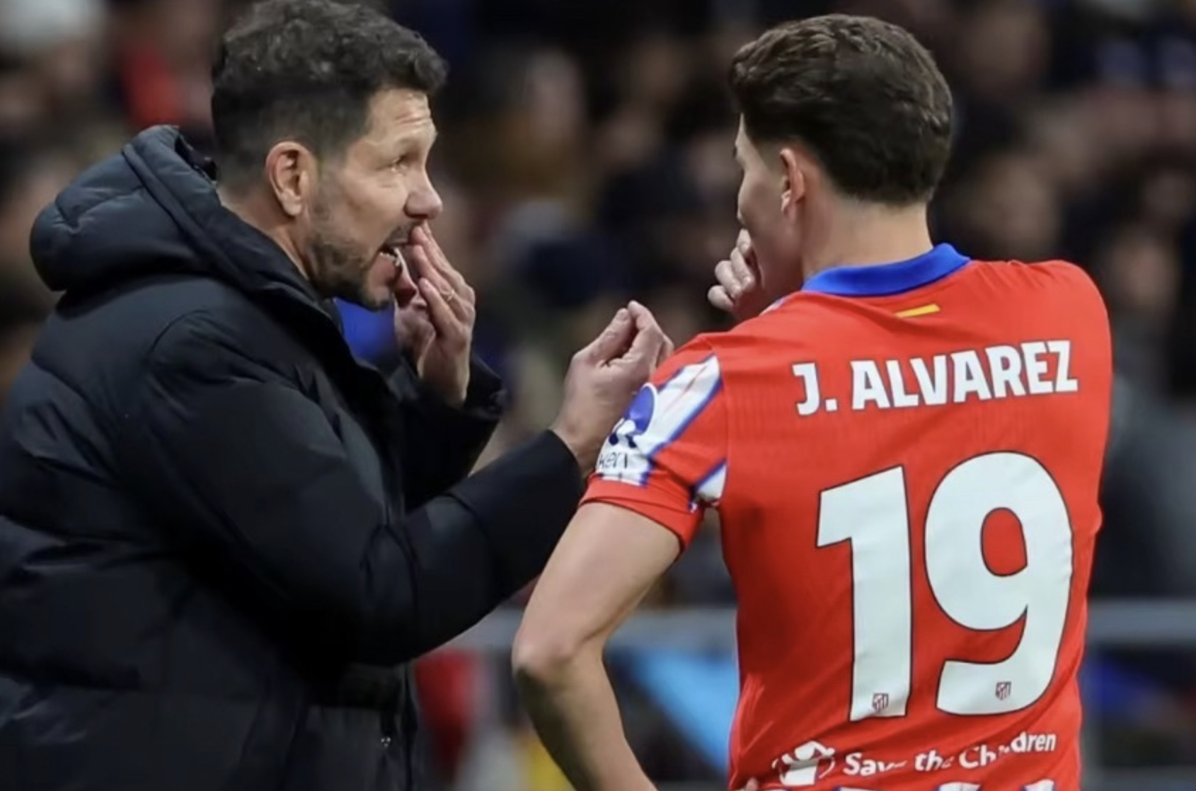 Góc Nhìn OKVIP: Hoàn toàn đoạn tuyệt? CĐV Atletico hát và giăng biểu ngữ lăng mạ 